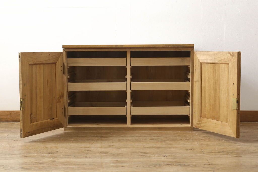 3段重ね桐箪笥を3つのローボードにリメイク!上段は引き戸にモールガラスをはめ込み、鉄脚の取り付け。中段は衣装盆を中央セパレート仕様にし、台輪と天板取り付け。下段は天板取り付け。全て明るめの色味仕上げ。