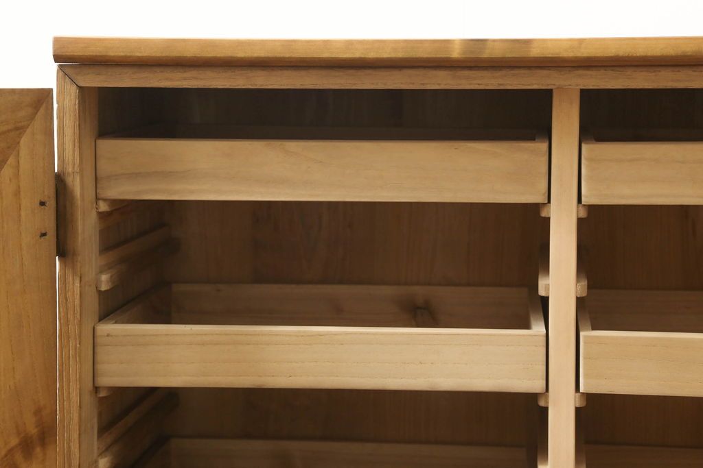 3段重ね桐箪笥を3つのローボードにリメイク!上段は引き戸にモールガラスをはめ込み、鉄脚の取り付け。中段は衣装盆を中央セパレート仕様にし、台輪と天板取り付け。下段は天板取り付け。全て明るめの色味仕上げ。