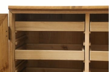 3段重ね桐箪笥を3つのローボードにリメイク!上段は引き戸にモールガラスをはめ込み、鉄脚の取り付け。中段は衣装盆を中央セパレート仕様にし、台輪と天板取り付け。下段は天板取り付け。全て明るめの色味仕上げ。