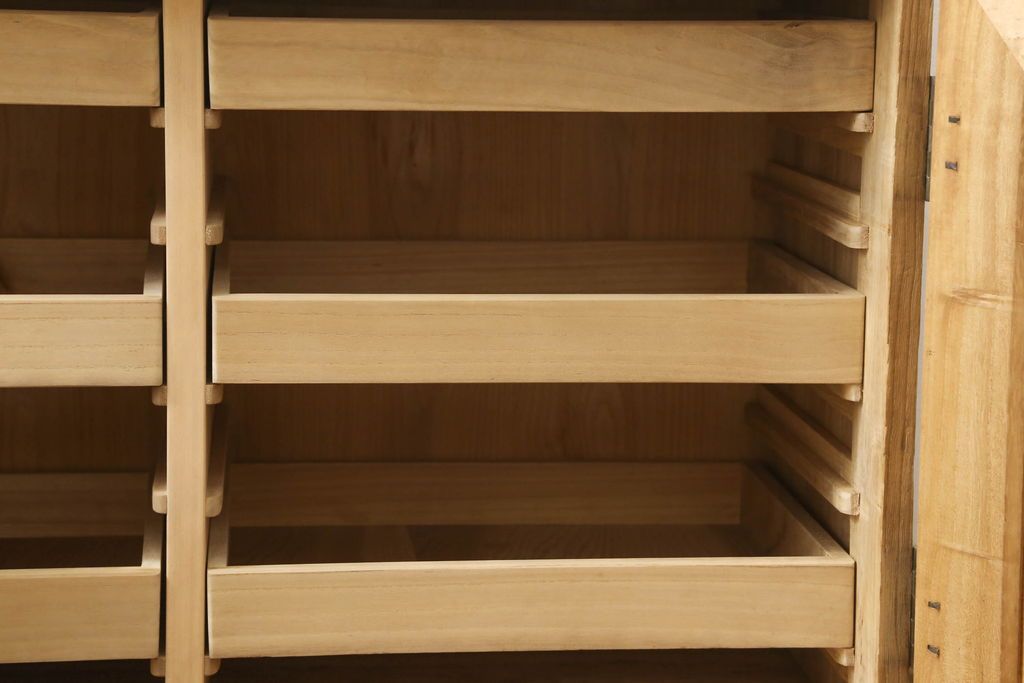 3段重ね桐箪笥を3つのローボードにリメイク!上段は引き戸にモールガラスをはめ込み、鉄脚の取り付け。中段は衣装盆を中央セパレート仕様にし、台輪と天板取り付け。下段は天板取り付け。全て明るめの色味仕上げ。