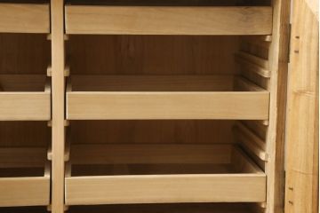 3段重ね桐箪笥を3つのローボードにリメイク!上段は引き戸にモールガラスをはめ込み、鉄脚の取り付け。中段は衣装盆を中央セパレート仕様にし、台輪と天板取り付け。下段は天板取り付け。全て明るめの色味仕上げ。