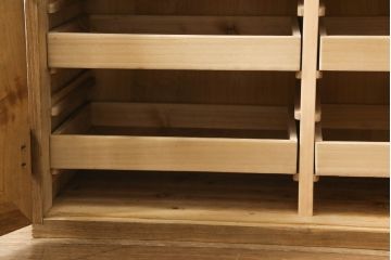 3段重ね桐箪笥を3つのローボードにリメイク!上段は引き戸にモールガラスをはめ込み、鉄脚の取り付け。中段は衣装盆を中央セパレート仕様にし、台輪と天板取り付け。下段は天板取り付け。全て明るめの色味仕上げ。