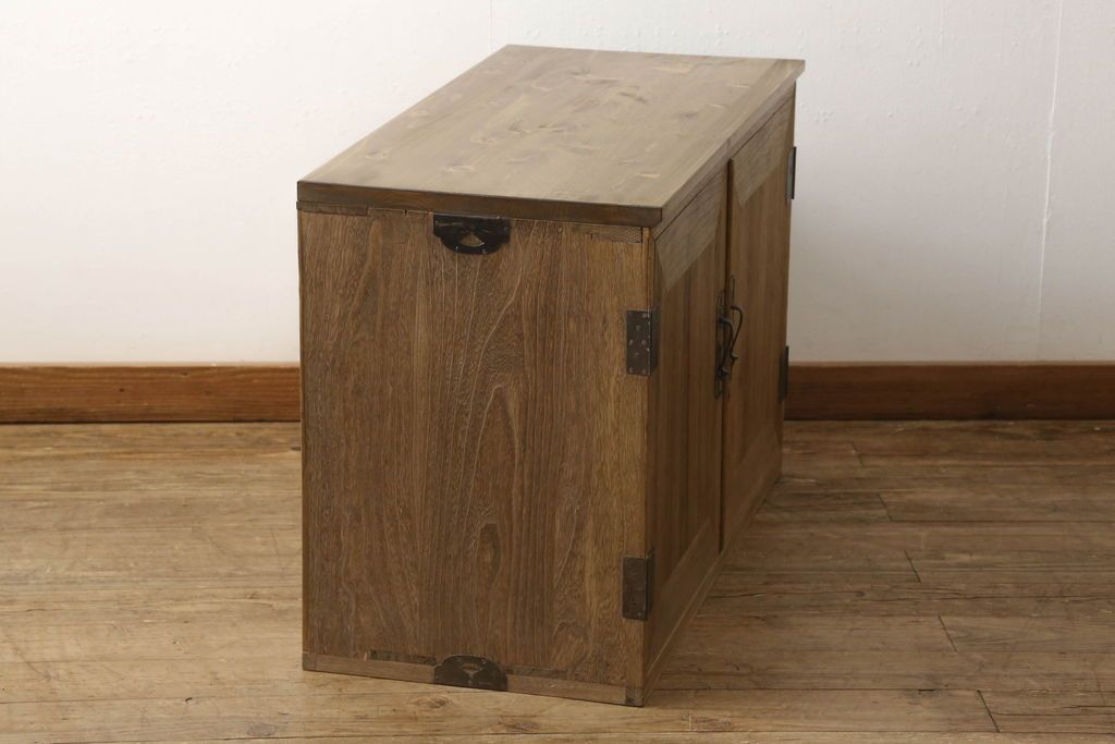 3段重ね桐箪笥を3つのローボードにリメイク!上段は引き戸にモールガラスをはめ込み、鉄脚の取り付け。中段は衣装盆を中央セパレート仕様にし、台輪と天板取り付け。下段は天板取り付け。全て明るめの色味仕上げ。