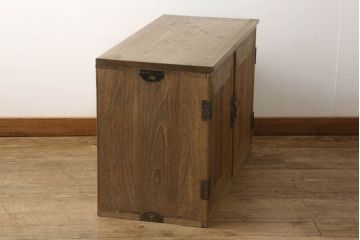 3段重ね桐箪笥を3つのローボードにリメイク!上段は引き戸にモールガラスをはめ込み、鉄脚の取り付け。中段は衣装盆を中央セパレート仕様にし、台輪と天板取り付け。下段は天板取り付け。全て明るめの色味仕上げ。