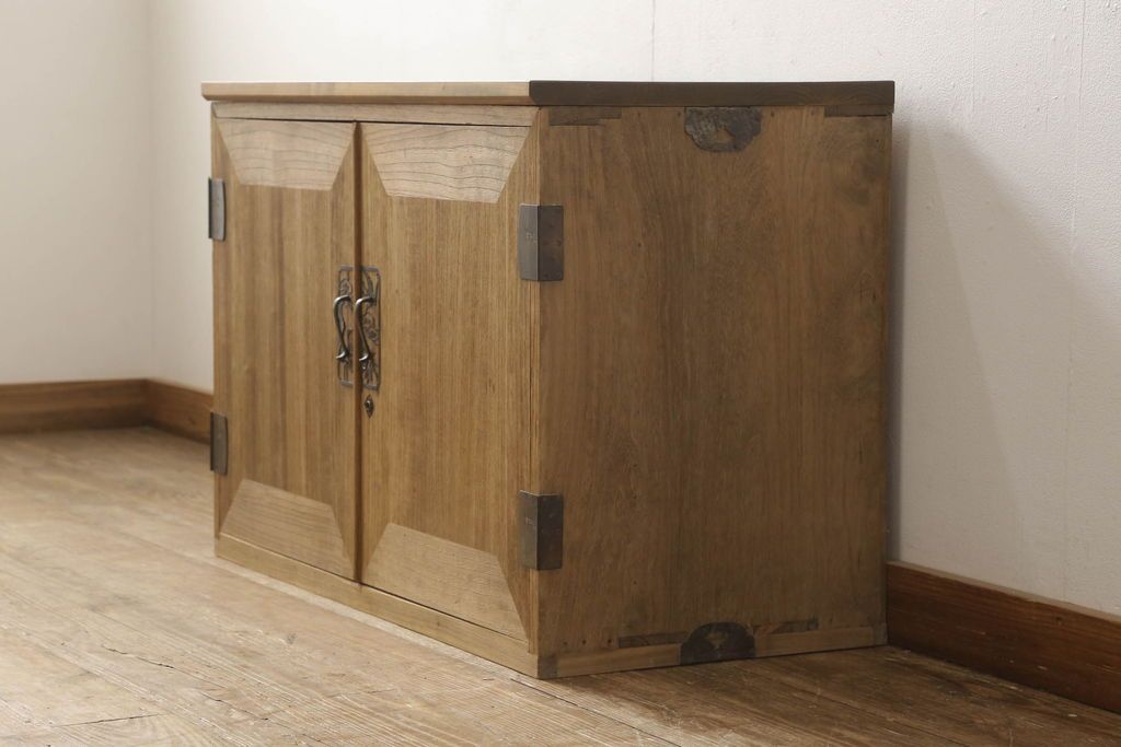 3段重ね桐箪笥を3つのローボードにリメイク!上段は引き戸にモールガラスをはめ込み、鉄脚の取り付け。中段は衣装盆を中央セパレート仕様にし、台輪と天板取り付け。下段は天板取り付け。全て明るめの色味仕上げ。