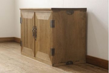 3段重ね桐箪笥を3つのローボードにリメイク!上段は引き戸にモールガラスをはめ込み、鉄脚の取り付け。中段は衣装盆を中央セパレート仕様にし、台輪と天板取り付け。下段は天板取り付け。全て明るめの色味仕上げ。