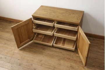 3段重ね桐箪笥を3つのローボードにリメイク!上段は引き戸にモールガラスをはめ込み、鉄脚の取り付け。中段は衣装盆を中央セパレート仕様にし、台輪と天板取り付け。下段は天板取り付け。全て明るめの色味仕上げ。