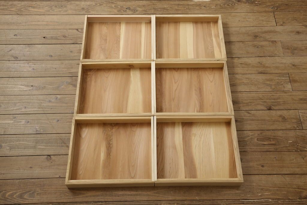 3段重ね桐箪笥を3つのローボードにリメイク!上段は引き戸にモールガラスをはめ込み、鉄脚の取り付け。中段は衣装盆を中央セパレート仕様にし、台輪と天板取り付け。下段は天板取り付け。全て明るめの色味仕上げ。