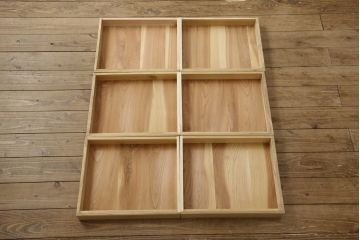 3段重ね桐箪笥を3つのローボードにリメイク!上段は引き戸にモールガラスをはめ込み、鉄脚の取り付け。中段は衣装盆を中央セパレート仕様にし、台輪と天板取り付け。下段は天板取り付け。全て明るめの色味仕上げ。