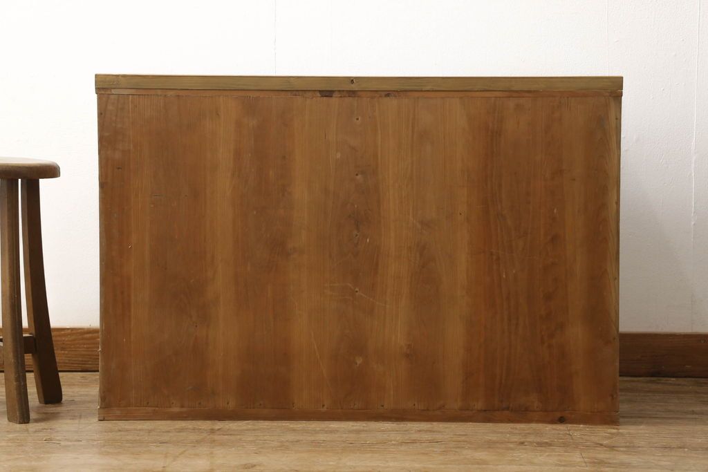 3段重ね桐箪笥を3つのローボードにリメイク!上段は引き戸にモールガラスをはめ込み、鉄脚の取り付け。中段は衣装盆を中央セパレート仕様にし、台輪と天板取り付け。下段は天板取り付け。全て明るめの色味仕上げ。