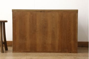 3段重ね桐箪笥を3つのローボードにリメイク!上段は引き戸にモールガラスをはめ込み、鉄脚の取り付け。中段は衣装盆を中央セパレート仕様にし、台輪と天板取り付け。下段は天板取り付け。全て明るめの色味仕上げ。