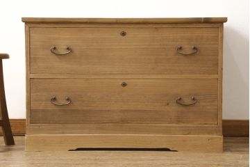 3段重ね桐箪笥を3つのローボードにリメイク!上段は引き戸にモールガラスをはめ込み、鉄脚の取り付け。中段は衣装盆を中央セパレート仕様にし、台輪と天板取り付け。下段は天板取り付け。全て明るめの色味仕上げ。