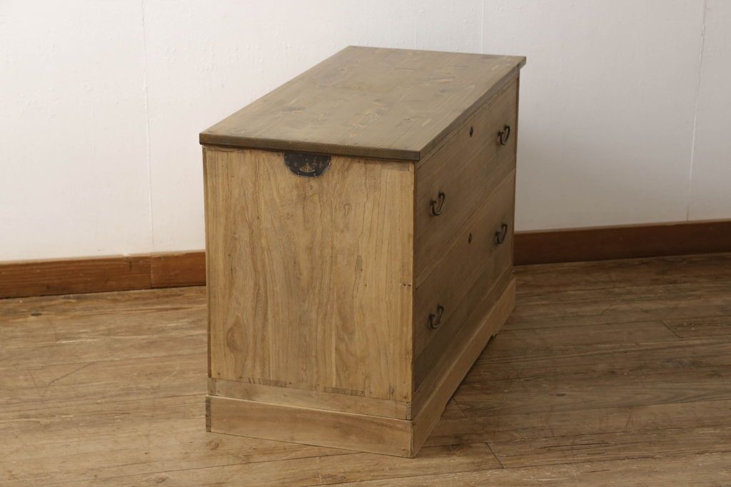 3段重ね桐箪笥を3つのローボードにリメイク!上段は引き戸にモールガラスをはめ込み、鉄脚の取り付け。中段は衣装盆を中央セパレート仕様にし、台輪と天板取り付け。下段は天板取り付け。全て明るめの色味仕上げ。