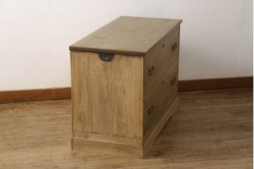 3段重ね桐箪笥を3つのローボードにリメイク!上段は引き戸にモールガラスをはめ込み、鉄脚の取り付け。中段は衣装盆を中央セパレート仕様にし、台輪と天板取り付け。下段は天板取り付け。全て明るめの色味仕上げ。