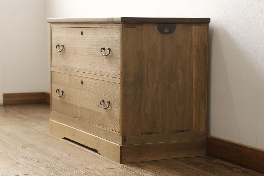 3段重ね桐箪笥を3つのローボードにリメイク!上段は引き戸にモールガラスをはめ込み、鉄脚の取り付け。中段は衣装盆を中央セパレート仕様にし、台輪と天板取り付け。下段は天板取り付け。全て明るめの色味仕上げ。