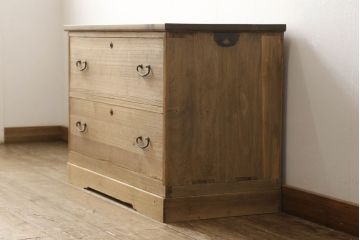 3段重ね桐箪笥を3つのローボードにリメイク!上段は引き戸にモールガラスをはめ込み、鉄脚の取り付け。中段は衣装盆を中央セパレート仕様にし、台輪と天板取り付け。下段は天板取り付け。全て明るめの色味仕上げ。