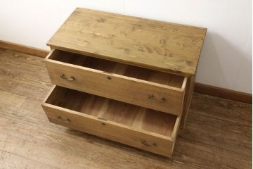 3段重ね桐箪笥を3つのローボードにリメイク!上段は引き戸にモールガラスをはめ込み、鉄脚の取り付け。中段は衣装盆を中央セパレート仕様にし、台輪と天板取り付け。下段は天板取り付け。全て明るめの色味仕上げ。