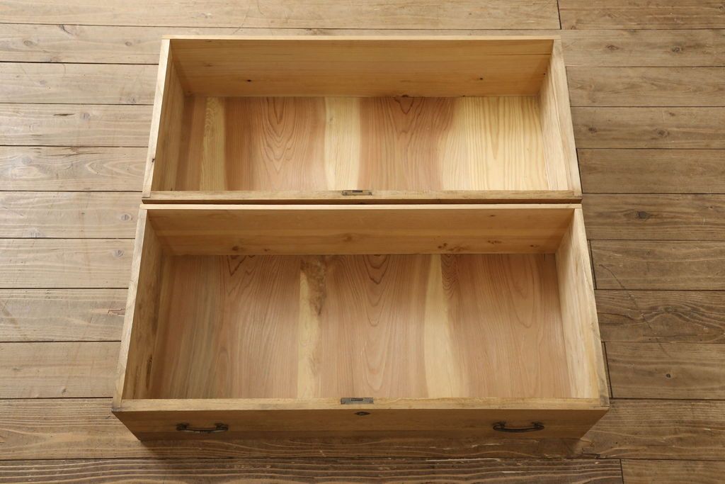 3段重ね桐箪笥を3つのローボードにリメイク!上段は引き戸にモールガラスをはめ込み、鉄脚の取り付け。中段は衣装盆を中央セパレート仕様にし、台輪と天板取り付け。下段は天板取り付け。全て明るめの色味仕上げ。