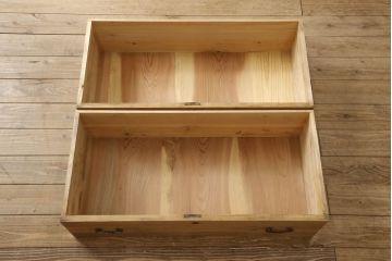 3段重ね桐箪笥を3つのローボードにリメイク!上段は引き戸にモールガラスをはめ込み、鉄脚の取り付け。中段は衣装盆を中央セパレート仕様にし、台輪と天板取り付け。下段は天板取り付け。全て明るめの色味仕上げ。