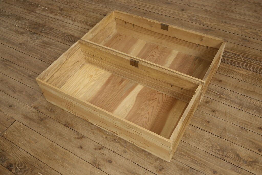 3段重ね桐箪笥を3つのローボードにリメイク!上段は引き戸にモールガラスをはめ込み、鉄脚の取り付け。中段は衣装盆を中央セパレート仕様にし、台輪と天板取り付け。下段は天板取り付け。全て明るめの色味仕上げ。