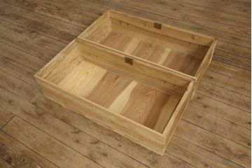 3段重ね桐箪笥を3つのローボードにリメイク!上段は引き戸にモールガラスをはめ込み、鉄脚の取り付け。中段は衣装盆を中央セパレート仕様にし、台輪と天板取り付け。下段は天板取り付け。全て明るめの色味仕上げ。