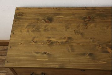 3段重ね桐箪笥を3つのローボードにリメイク!上段は引き戸にモールガラスをはめ込み、鉄脚の取り付け。中段は衣装盆を中央セパレート仕様にし、台輪と天板取り付け。下段は天板取り付け。全て明るめの色味仕上げ。