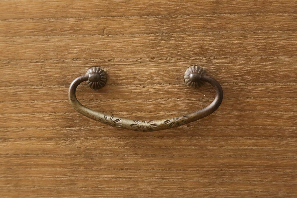 3段重ね桐箪笥を3つのローボードにリメイク!上段は引き戸にモールガラスをはめ込み、鉄脚の取り付け。中段は衣装盆を中央セパレート仕様にし、台輪と天板取り付け。下段は天板取り付け。全て明るめの色味仕上げ。