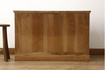 3段重ね桐箪笥を3つのローボードにリメイク!上段は引き戸にモールガラスをはめ込み、鉄脚の取り付け。中段は衣装盆を中央セパレート仕様にし、台輪と天板取り付け。下段は天板取り付け。全て明るめの色味仕上げ。