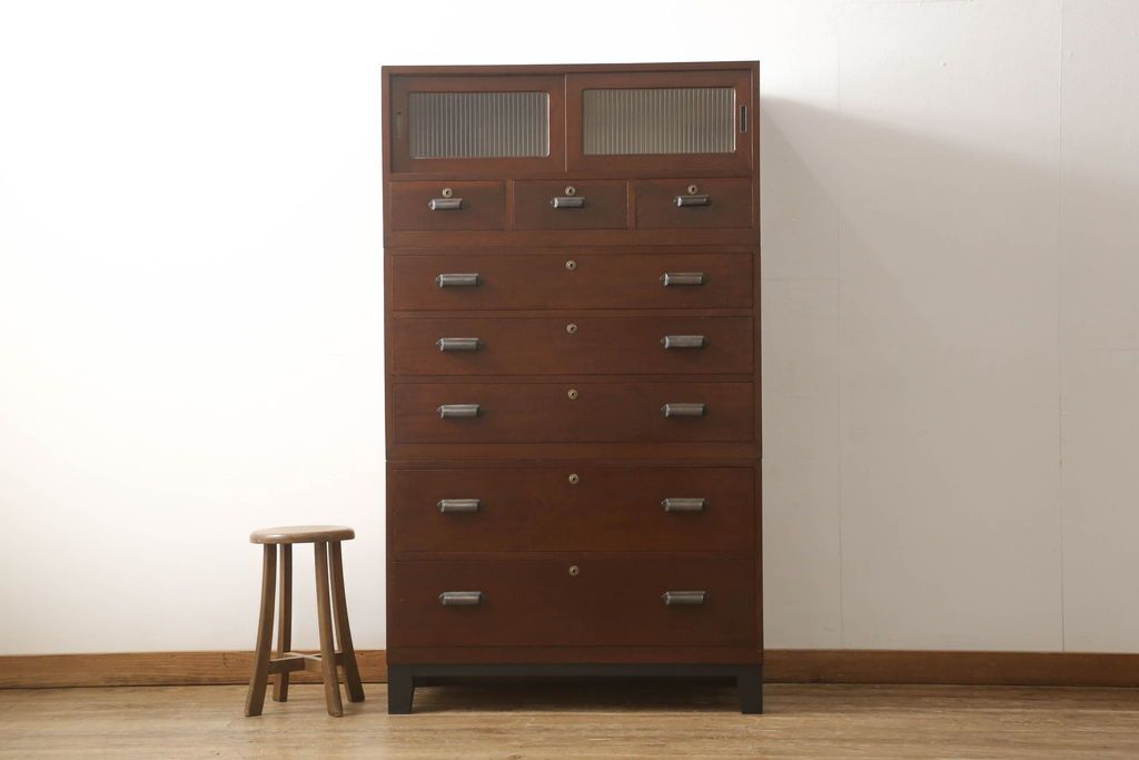 3段重ね桐箪笥の引き戸にモールガラスをはめ込んでリメイク!ガラス戸の引手を付け替え。引き出しの取っ手を交換。脚を取り付けて、本体はクリアワックス仕上げに。脚のみマットブラックでペイント。