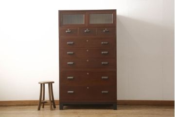 3段重ね桐箪笥の引き戸にモールガラスをはめ込んでリメイク!ガラス戸の引手を付け替え。引き出しの取っ手を交換。脚を取り付けて、本体はクリアワックス仕上げに。脚のみマットブラックでペイント。