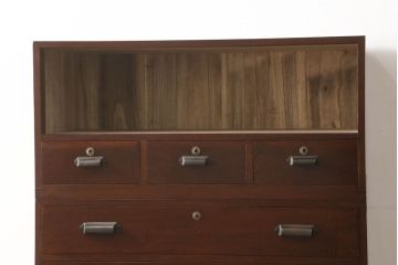 3段重ね桐箪笥の引き戸にモールガラスをはめ込んでリメイク!ガラス戸の引手を付け替え。引き出しの取っ手を交換。脚を取り付けて、本体はクリアワックス仕上げに。脚のみマットブラックでペイント。