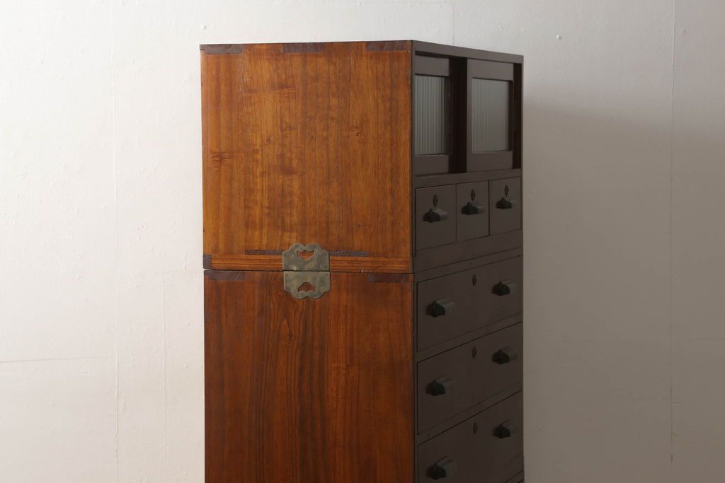 3段重ね桐箪笥の引き戸にモールガラスをはめ込んでリメイク!ガラス戸の引手を付け替え。引き出しの取っ手を交換。脚を取り付けて、本体はクリアワックス仕上げに。脚のみマットブラックでペイント。