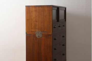 3段重ね桐箪笥の引き戸にモールガラスをはめ込んでリメイク!ガラス戸の引手を付け替え。引き出しの取っ手を交換。脚を取り付けて、本体はクリアワックス仕上げに。脚のみマットブラックでペイント。