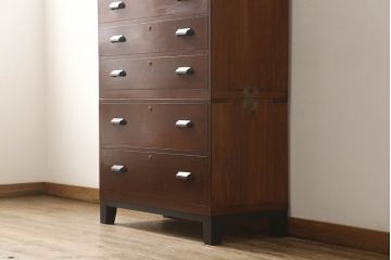 3段重ね桐箪笥の引き戸にモールガラスをはめ込んでリメイク!ガラス戸の引手を付け替え。引き出しの取っ手を交換。脚を取り付けて、本体はクリアワックス仕上げに。脚のみマットブラックでペイント。