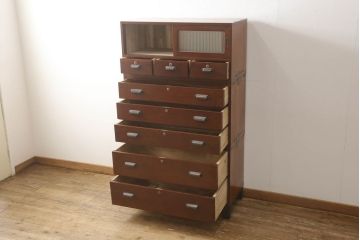 3段重ね桐箪笥の引き戸にモールガラスをはめ込んでリメイク!ガラス戸の引手を付け替え。引き出しの取っ手を交換。脚を取り付けて、本体はクリアワックス仕上げに。脚のみマットブラックでペイント。