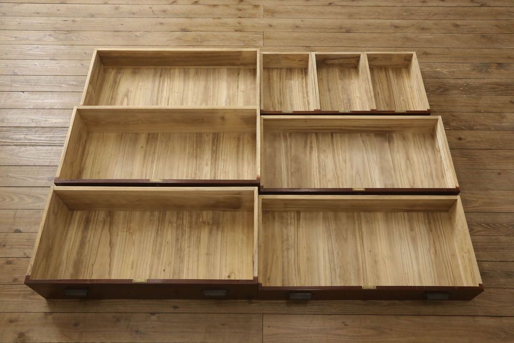 3段重ね桐箪笥の引き戸にモールガラスをはめ込んでリメイク!ガラス戸の引手を付け替え。引き出しの取っ手を交換。脚を取り付けて、本体はクリアワックス仕上げに。脚のみマットブラックでペイント。