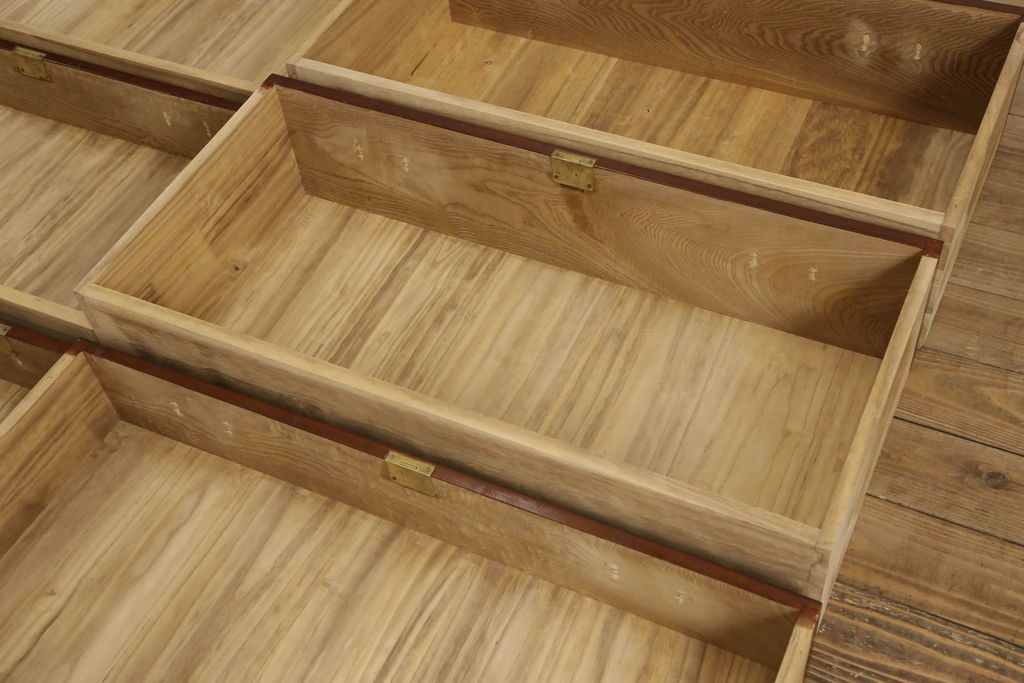 3段重ね桐箪笥の引き戸にモールガラスをはめ込んでリメイク!ガラス戸の引手を付け替え。引き出しの取っ手を交換。脚を取り付けて、本体はクリアワックス仕上げに。脚のみマットブラックでペイント。