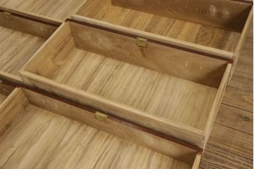 3段重ね桐箪笥の引き戸にモールガラスをはめ込んでリメイク!ガラス戸の引手を付け替え。引き出しの取っ手を交換。脚を取り付けて、本体はクリアワックス仕上げに。脚のみマットブラックでペイント。