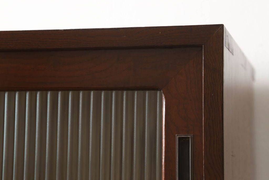 3段重ね桐箪笥の引き戸にモールガラスをはめ込んでリメイク!ガラス戸の引手を付け替え。引き出しの取っ手を交換。脚を取り付けて、本体はクリアワックス仕上げに。脚のみマットブラックでペイント。