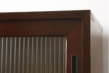 3段重ね桐箪笥の引き戸にモールガラスをはめ込んでリメイク!ガラス戸の引手を付け替え。引き出しの取っ手を交換。脚を取り付けて、本体はクリアワックス仕上げに。脚のみマットブラックでペイント。