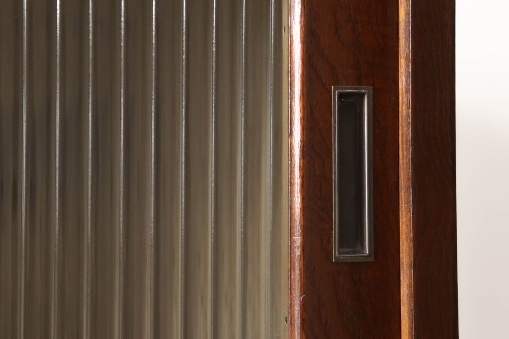 3段重ね桐箪笥の引き戸にモールガラスをはめ込んでリメイク!ガラス戸の引手を付け替え。引き出しの取っ手を交換。脚を取り付けて、本体はクリアワックス仕上げに。脚のみマットブラックでペイント。