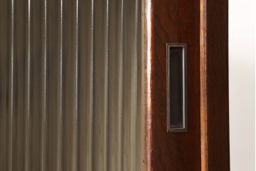 3段重ね桐箪笥の引き戸にモールガラスをはめ込んでリメイク!ガラス戸の引手を付け替え。引き出しの取っ手を交換。脚を取り付けて、本体はクリアワックス仕上げに。脚のみマットブラックでペイント。