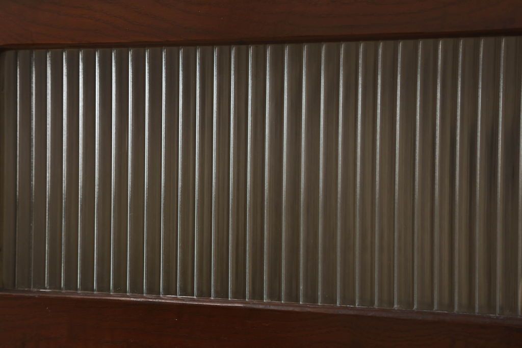 3段重ね桐箪笥の引き戸にモールガラスをはめ込んでリメイク!ガラス戸の引手を付け替え。引き出しの取っ手を交換。脚を取り付けて、本体はクリアワックス仕上げに。脚のみマットブラックでペイント。