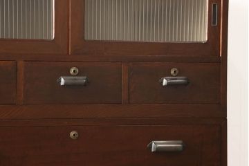 3段重ね桐箪笥の引き戸にモールガラスをはめ込んでリメイク!ガラス戸の引手を付け替え。引き出しの取っ手を交換。脚を取り付けて、本体はクリアワックス仕上げに。脚のみマットブラックでペイント。