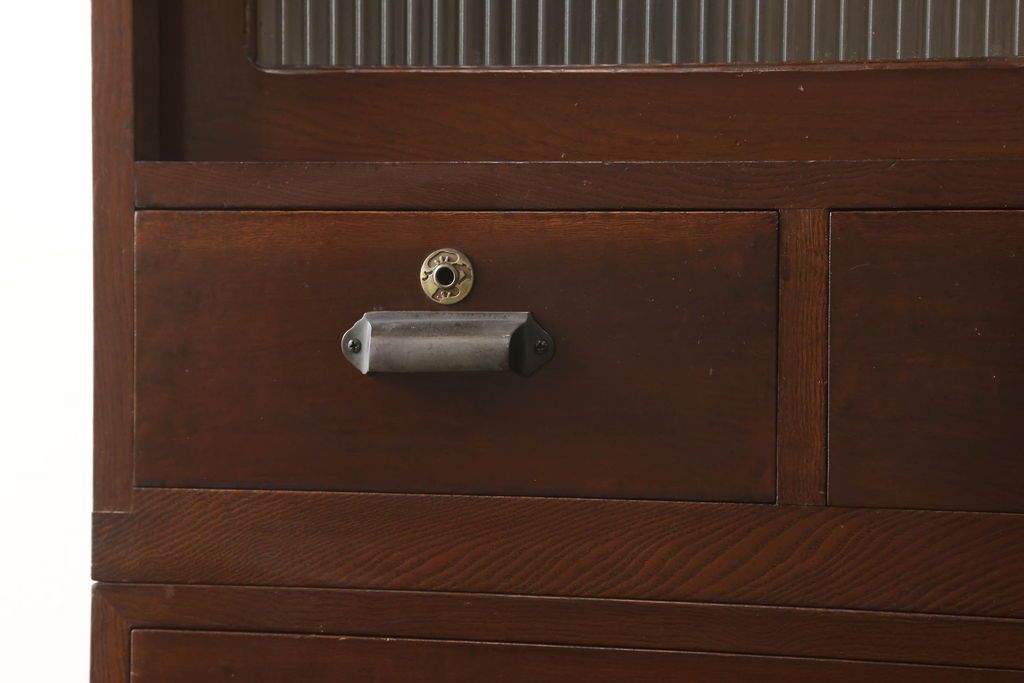 3段重ね桐箪笥の引き戸にモールガラスをはめ込んでリメイク!ガラス戸の引手を付け替え。引き出しの取っ手を交換。脚を取り付けて、本体はクリアワックス仕上げに。脚のみマットブラックでペイント。