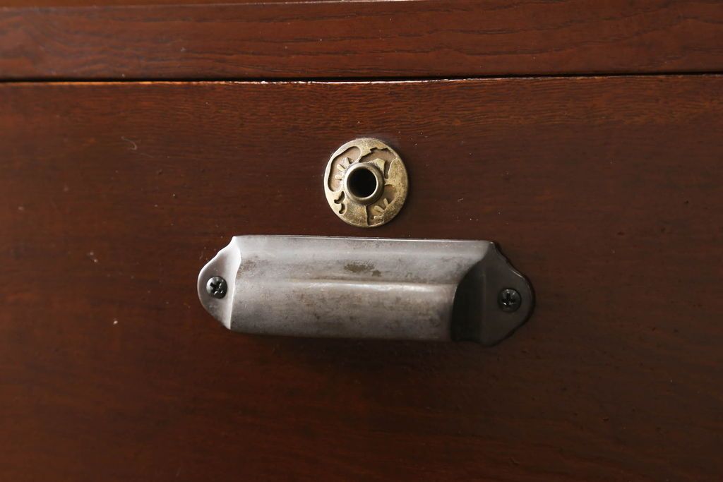 3段重ね桐箪笥の引き戸にモールガラスをはめ込んでリメイク!ガラス戸の引手を付け替え。引き出しの取っ手を交換。脚を取り付けて、本体はクリアワックス仕上げに。脚のみマットブラックでペイント。