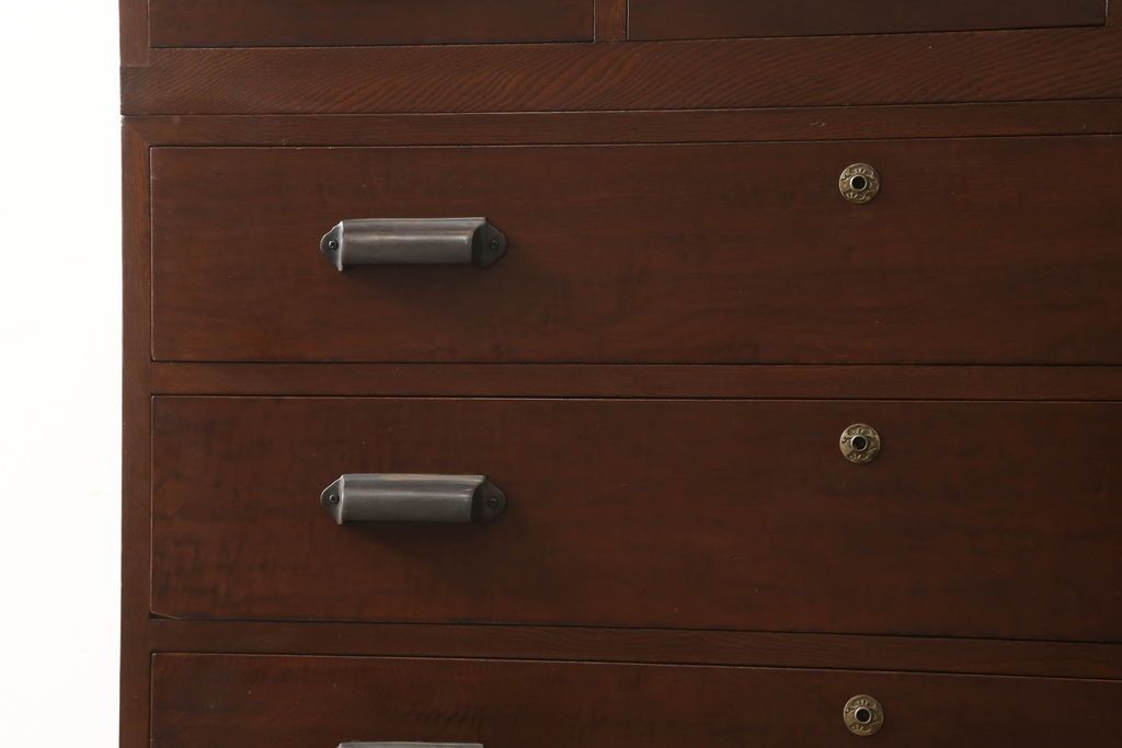 3段重ね桐箪笥の引き戸にモールガラスをはめ込んでリメイク!ガラス戸の引手を付け替え。引き出しの取っ手を交換。脚を取り付けて、本体はクリアワックス仕上げに。脚のみマットブラックでペイント。