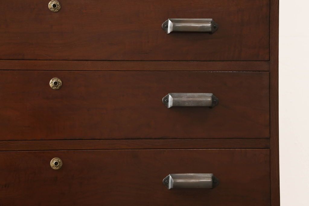 3段重ね桐箪笥の引き戸にモールガラスをはめ込んでリメイク!ガラス戸の引手を付け替え。引き出しの取っ手を交換。脚を取り付けて、本体はクリアワックス仕上げに。脚のみマットブラックでペイント。