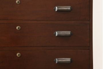 3段重ね桐箪笥の引き戸にモールガラスをはめ込んでリメイク!ガラス戸の引手を付け替え。引き出しの取っ手を交換。脚を取り付けて、本体はクリアワックス仕上げに。脚のみマットブラックでペイント。