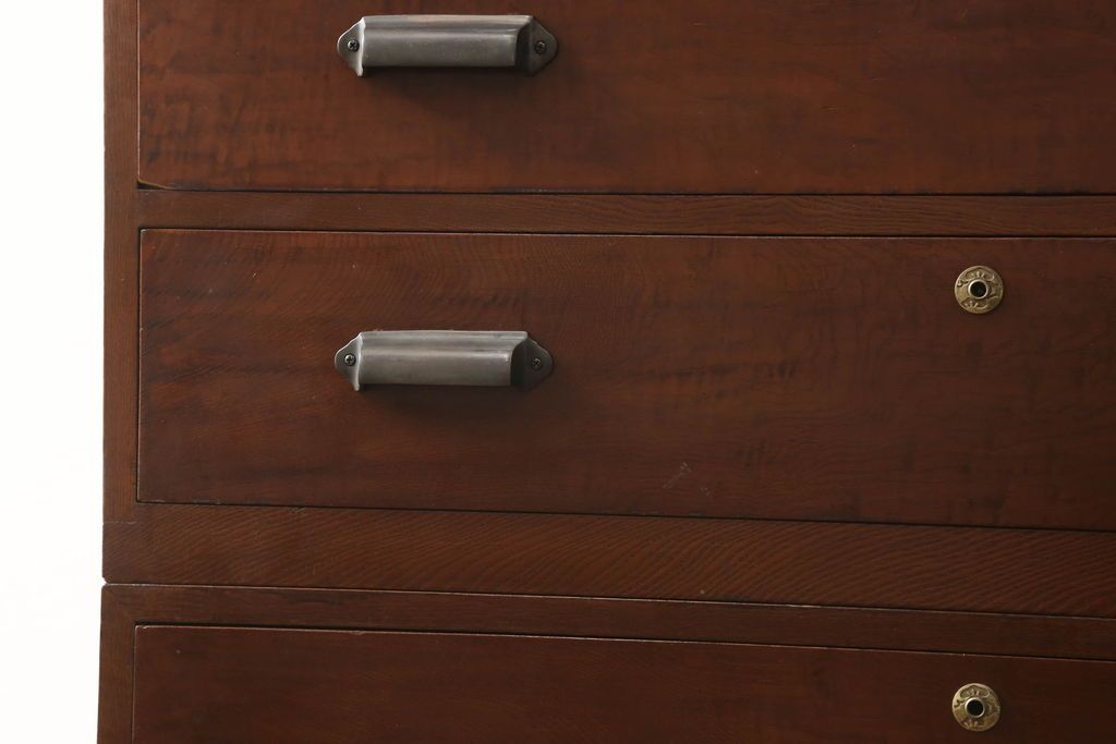 3段重ね桐箪笥の引き戸にモールガラスをはめ込んでリメイク!ガラス戸の引手を付け替え。引き出しの取っ手を交換。脚を取り付けて、本体はクリアワックス仕上げに。脚のみマットブラックでペイント。